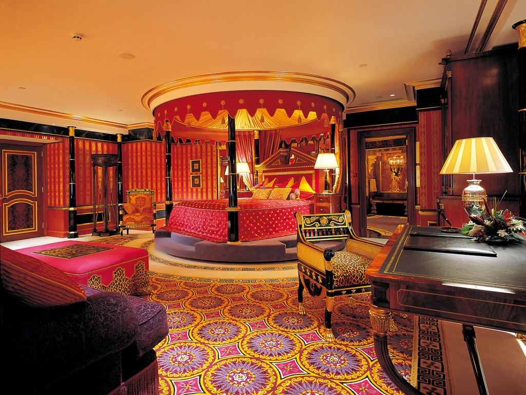Цветная керамическая плитка с арабским рисунком на полу в восточной спальне