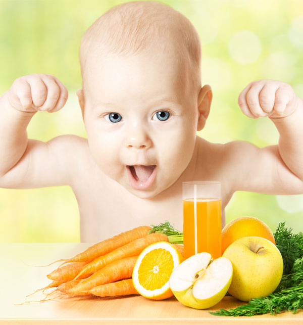 В возрасте 10-12 месяцев ребенок способен употреблять в пищу кусочки фруктов