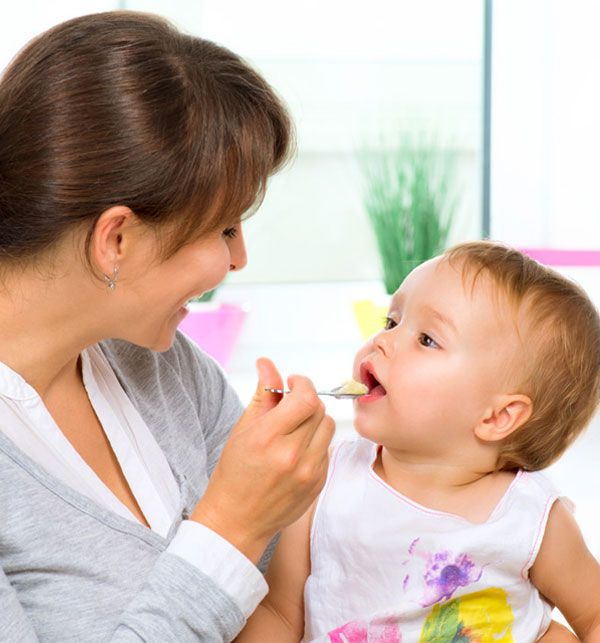 Прикармливать можно только самостоятельно сидящего младенца, проявляющего интерес к еде взрослых