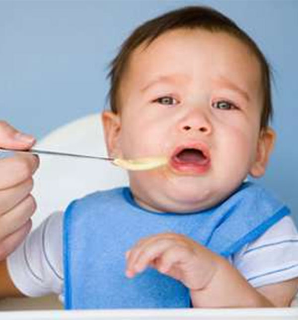 Не стоит принуждать младенца к приему новой пищи, если малыш ее отвергает