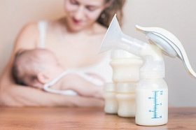 Как правильно сцеживать грудное молоко?