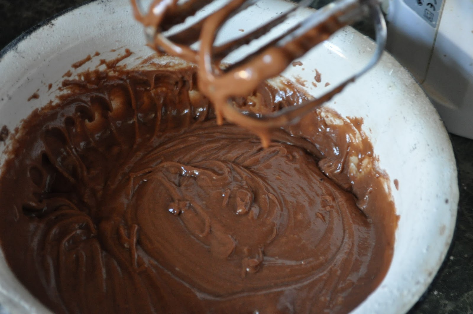 Замешивать шоколадное тесто миксером