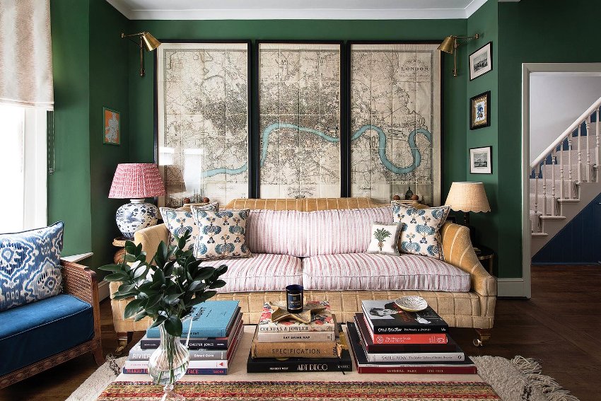Добавить в интерьер гостиной в классическом стиле выразительности и благородства можно с помощью зеленого, бордового и коричневого цветов