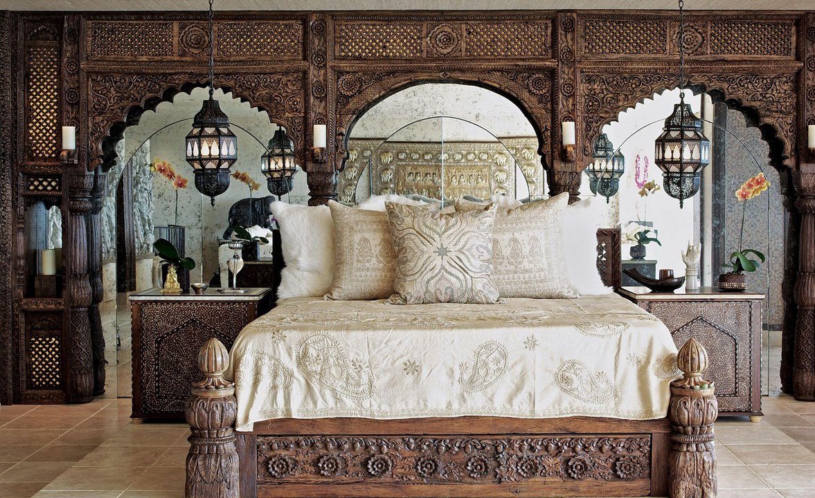 Роскошная резная кровать в восточном стиле