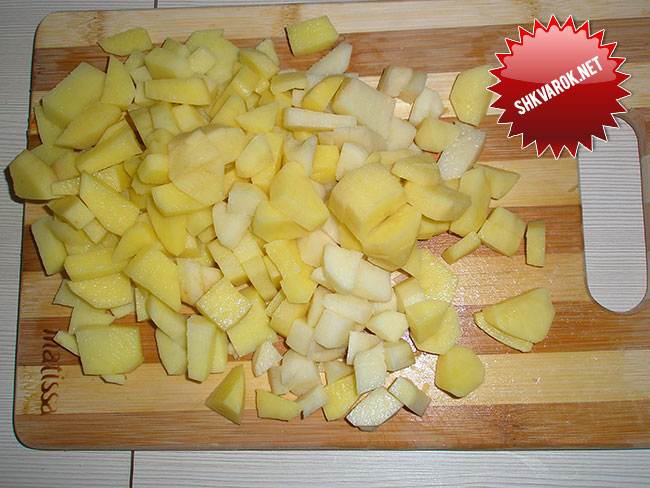 Картофель, нарезанный кубиками