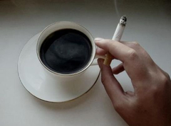 Если не удается бросить курить, полезно пить больше кофе