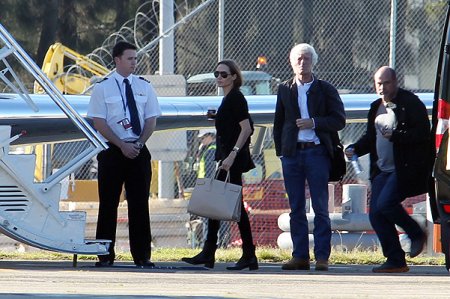 Анджелина Джоли и сын Пакс летают на частном самолете