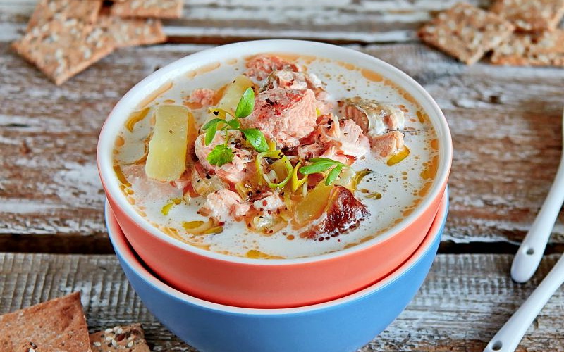 Супы с рыбой и креветками в горшочках фото