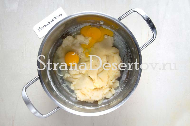 добавление яиц в тесто