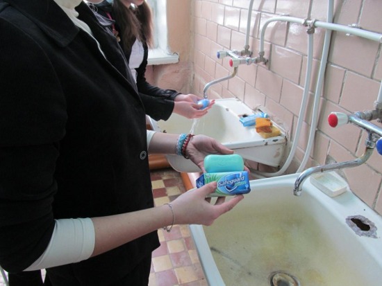 Мытье рук разными сортами мыла