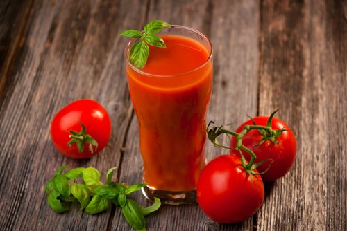 Детоксикация организма соком из томатов, чеснока и куркумы