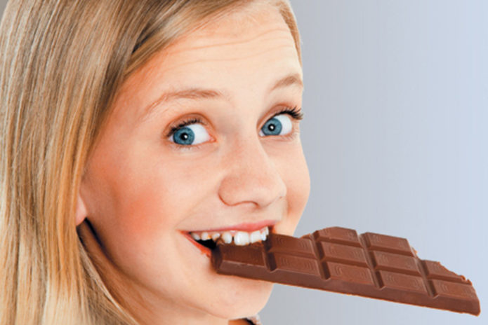 Девочка с шоколадом во рту