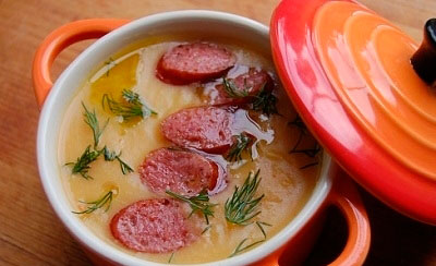 Копченая колбаса - прекрасный ингредиент для сырного супа