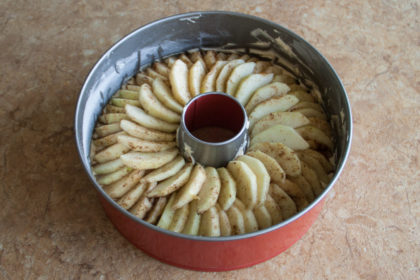 Яблочный пирог: Аккуратно в 2 слоя уложите яблоки. рецепт potionsquirrel.ru