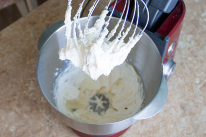 Яблочный пирог: Взбить масло с сахарной пудрой, пока масса не увеличится в объеме. Рецепт potionsquirrel.ru