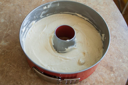 Яблочный пирог: выложите в форму тесто. рецепт potionsquirrel.ru