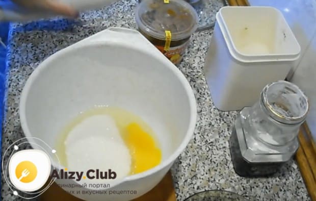 Пока молоко греется, отдельно смешиваем яйца с сахаром.