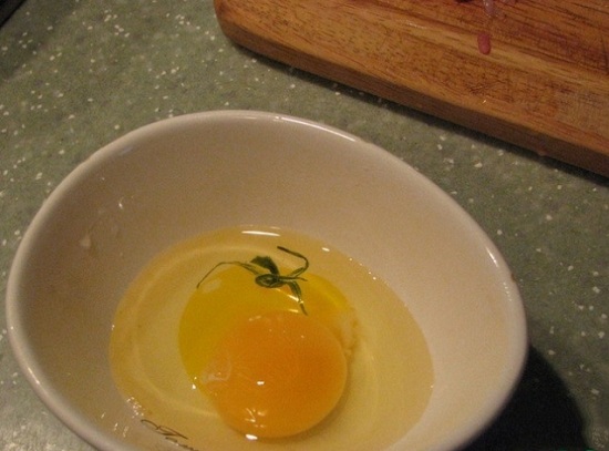 В другую тарелку разбиваем яйцо
