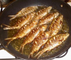 рыба на сковороде
