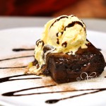 Сингапурский десерт - теплое шоколадное пироженое с шариком мороженого - объедение!