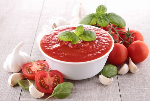 Домашний томатный соус можно приготовить всего из четырех базовых ингредиентов