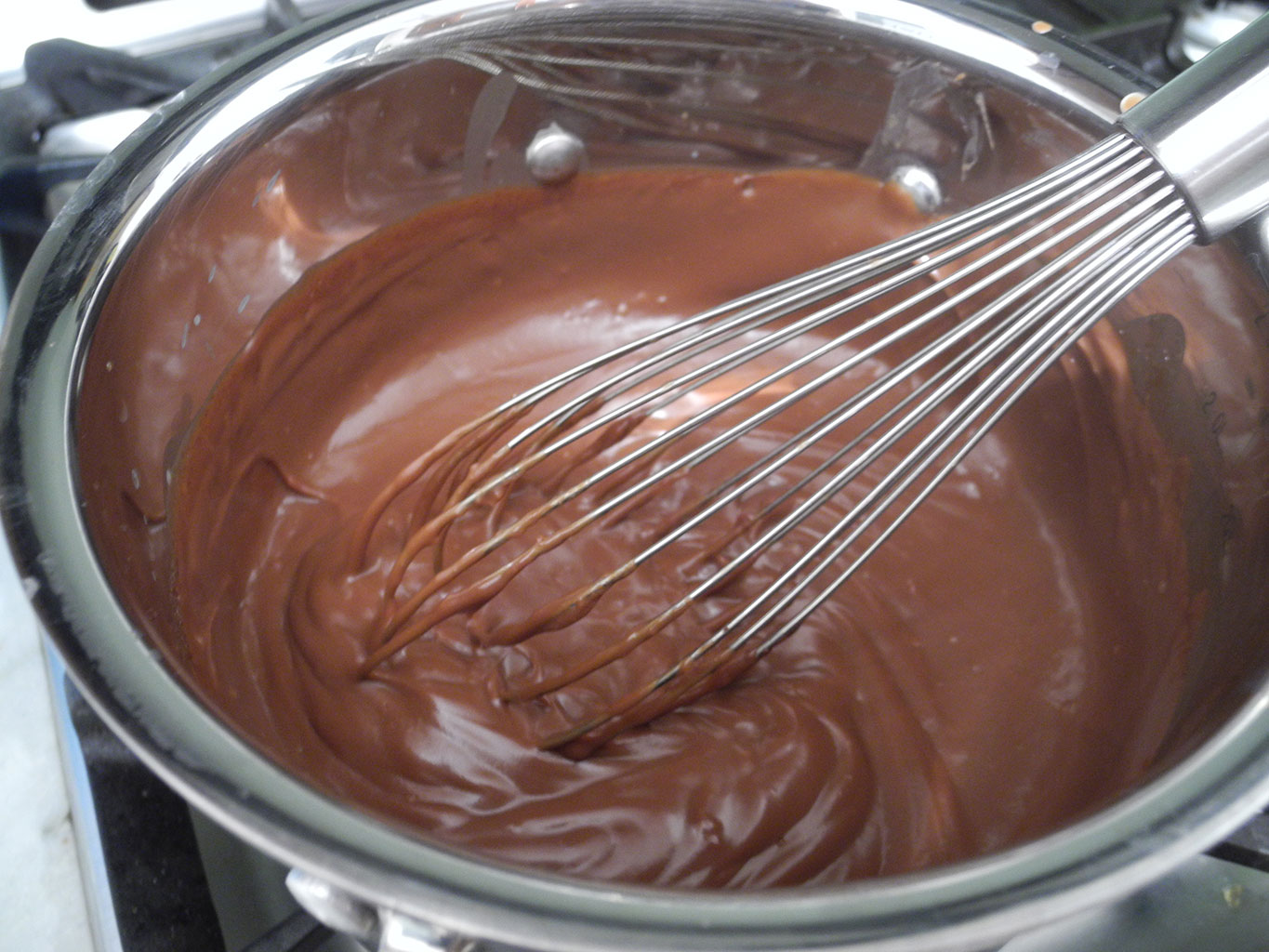 Помешивать шоколадный крем на плите