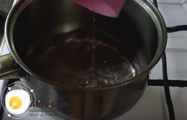 Чтобы приготовить заварной крем со сгущенкой для торта, сначала ставим нагреваться воду.
