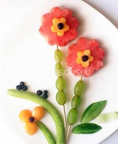 Цветок из ягод, овощей или фруктов