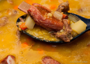 Рецепт горохового супа со свиной рулькой - тонкости копчения