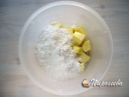 Добавить сахарную пудру к сливочному маслу и взбить с помощью миксера