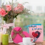 Фото 84: Цветы, конфеты и открытка для мамы