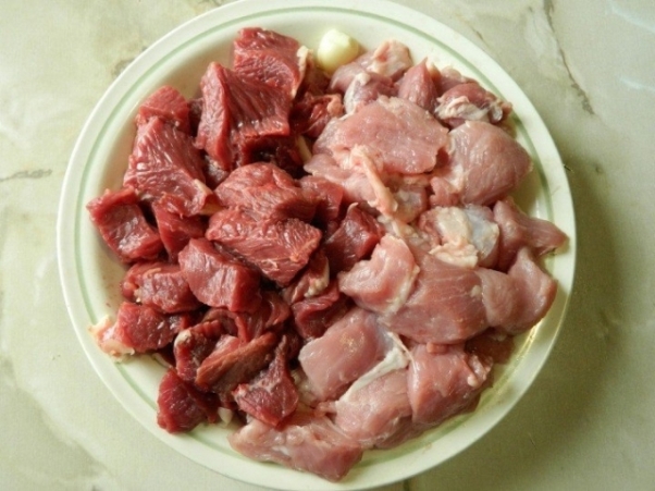 Нарезаем мясо средними кусочками
