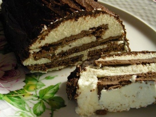 Готовый застывший творожный торт из печенья