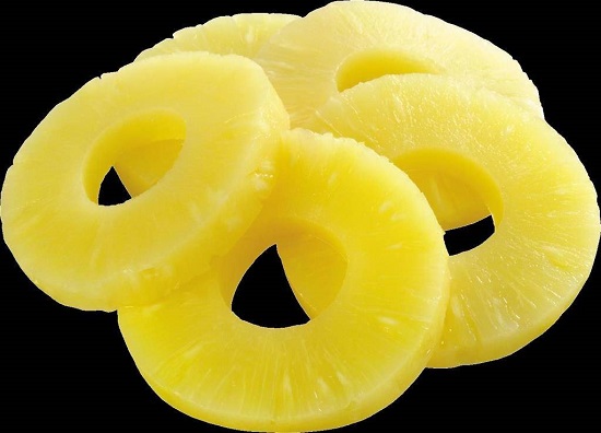 Разрежьте кольца ананасов 