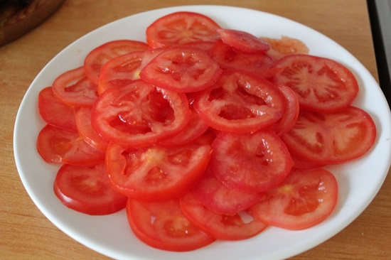 Вымойте помидоры