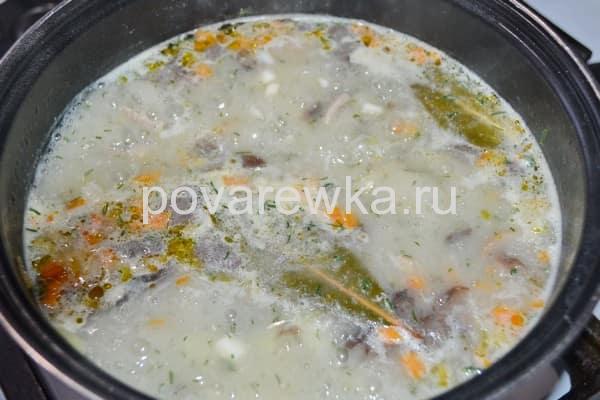Сливочный суп с грибами и сыром