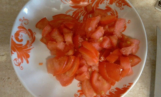 Промоем проточной водой свежие томаты и измельчим их