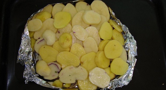 Нарезаем картофельные клубни кружочками