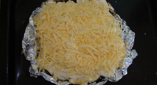 Посыпаем сырной массой картофель