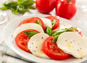Салат с помидорами и моцареллой – простой итальянский салат «Капрезе»