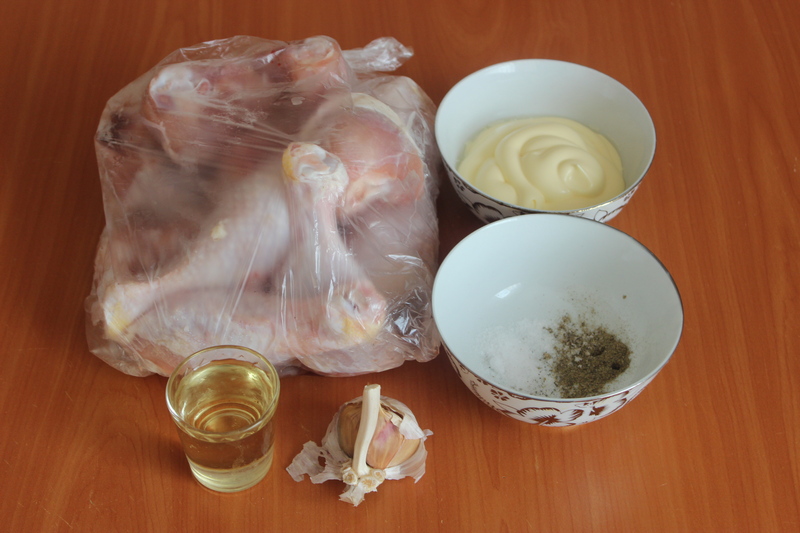Ингредиенты для куриных голеней в майонезе на сковороде