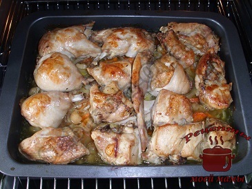 Курица запеченная в духовке с цветной капустой готова