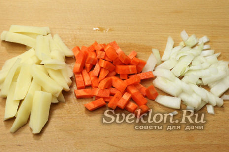 Нарезаем картофель, лук и морковь