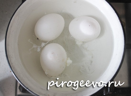 Отвариваем яйца