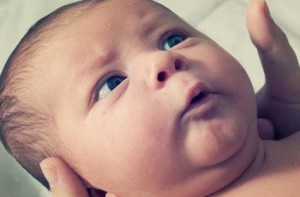 Почему новорожденный ребенок кряхтит и тужится фото