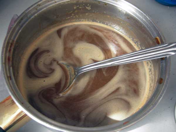 Крем из шоколада в кастрюле