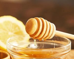 Мед и долька лимона