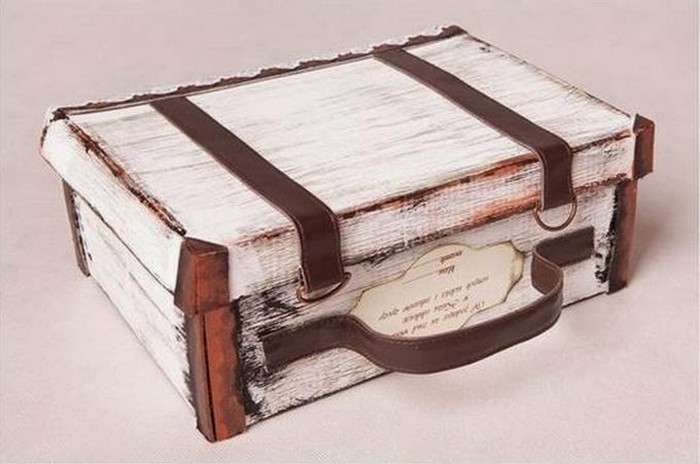 Стильный чемоданчик из картонной коробки из-под обуви