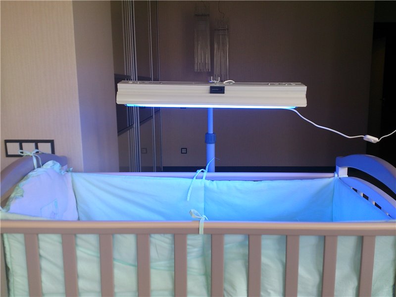 Кварцевая лампа над детской кроваткой