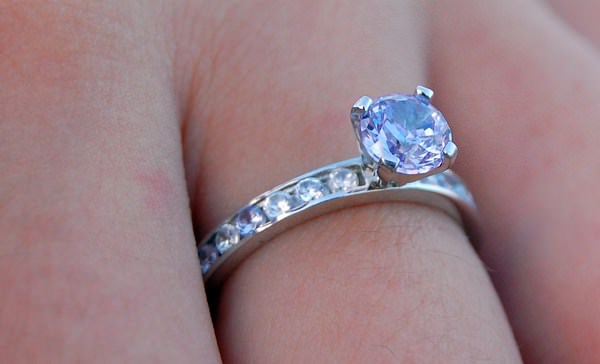 К чему снится кольцо на пальце: грядет помолвка?